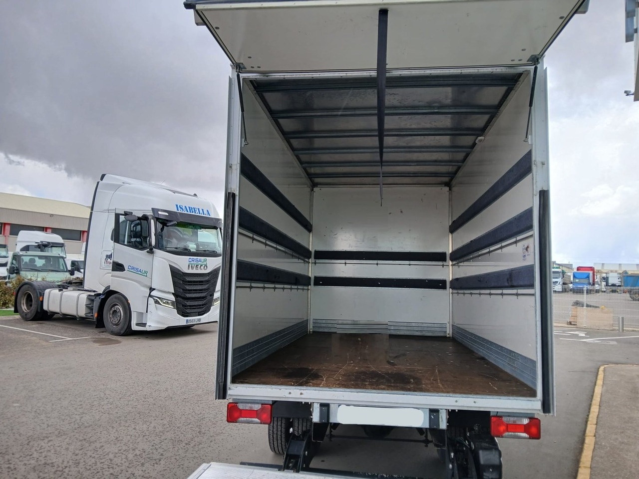 Caja cerrada con plataforma elevadora IVECO 35C16 20m3 Automática - Dostavno vozilo sa zatvorenim sandukom: slika Caja cerrada con plataforma elevadora IVECO 35C16 20m3 Automática - Dostavno vozilo sa zatvorenim sandukom Caja cerrada con plataforma elevadora IVECO 35C16 20m3 Automática - Dostavno vozilo sa zatvorenim sandukom: slika Caja cerrada con plataforma elevadora IVECO 35C16 20m3 Automática - Dostavno vozilo sa zatvorenim sandukom