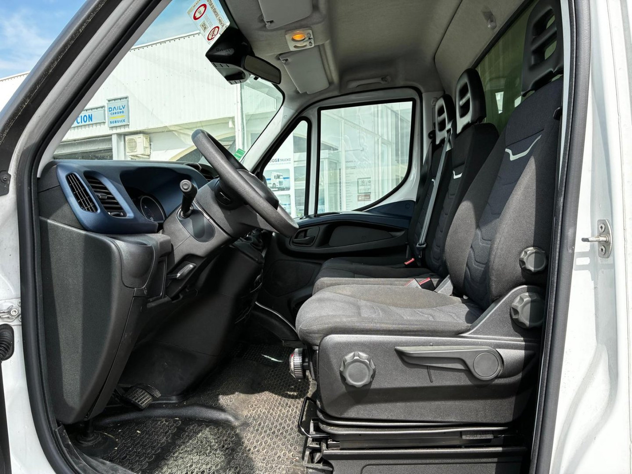 Dostavno vozilo sa zatvorenim sandukom Caja cerrada con plataforma elevadora IVECO 35C16  20m3 Automática: slika Dostavno vozilo sa zatvorenim sandukom Caja cerrada con plataforma elevadora IVECO 35C16  20m3 Automática