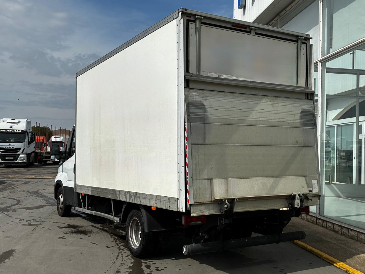 Caja cerrada con plataforma elevadora IVECO 35C16 20m3 Automática - Dostavno vozilo sa zatvorenim sandukom: slika Caja cerrada con plataforma elevadora IVECO 35C16 20m3 Automática - Dostavno vozilo sa zatvorenim sandukom Caja cerrada con plataforma elevadora IVECO 35C16 20m3 Automática - Dostavno vozilo sa zatvorenim sandukom: slika Caja cerrada con plataforma elevadora IVECO 35C16 20m3 Automática - Dostavno vozilo sa zatvorenim sandukom
