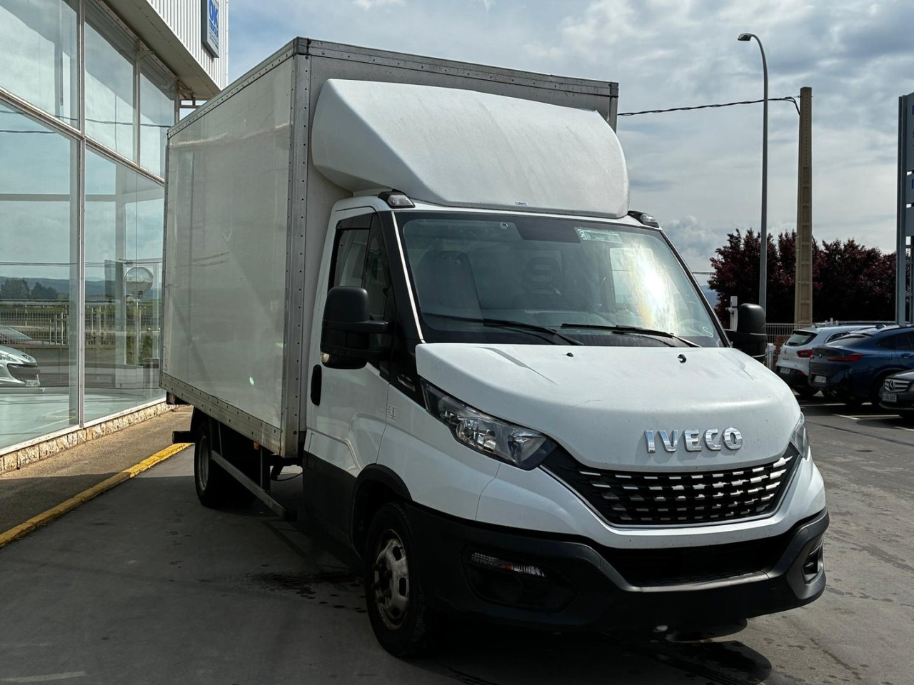 Caja cerrada con plataforma elevadora IVECO 35C16 20m3 Automática - Dostavno vozilo sa zatvorenim sandukom: slika Caja cerrada con plataforma elevadora IVECO 35C16 20m3 Automática - Dostavno vozilo sa zatvorenim sandukom Caja cerrada con plataforma elevadora IVECO 35C16 20m3 Automática - Dostavno vozilo sa zatvorenim sandukom: slika Caja cerrada con plataforma elevadora IVECO 35C16 20m3 Automática - Dostavno vozilo sa zatvorenim sandukom