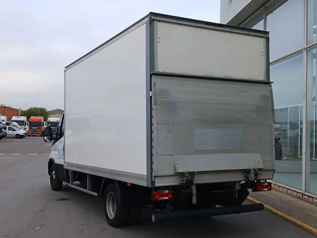 Caja cerrada con plataforma elevadora IVECO 35C16 20m3 - Dostavno vozilo sa zatvorenim sandukom: slika Caja cerrada con plataforma elevadora IVECO 35C16 20m3 - Dostavno vozilo sa zatvorenim sandukom Caja cerrada con plataforma elevadora IVECO 35C16 20m3 - Dostavno vozilo sa zatvorenim sandukom: slika Caja cerrada con plataforma elevadora IVECO 35C16 20m3 - Dostavno vozilo sa zatvorenim sandukom