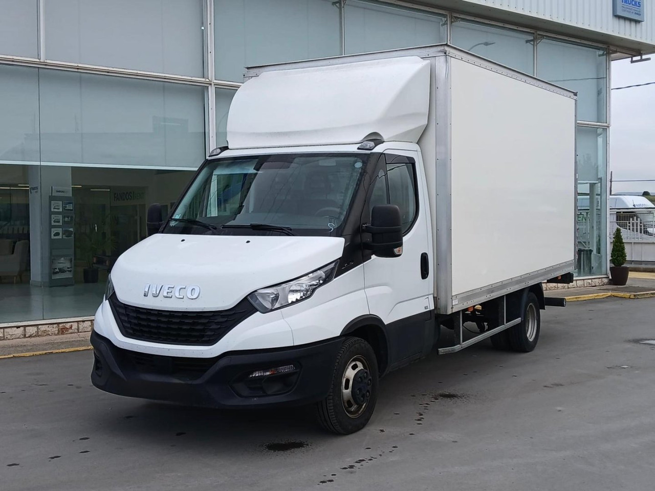 Caja cerrada con plataforma elevadora IVECO 35C16 20m3 - Dostavno vozilo sa zatvorenim sandukom: slika Caja cerrada con plataforma elevadora IVECO 35C16 20m3 - Dostavno vozilo sa zatvorenim sandukom Caja cerrada con plataforma elevadora IVECO 35C16 20m3 - Dostavno vozilo sa zatvorenim sandukom: slika Caja cerrada con plataforma elevadora IVECO 35C16 20m3 - Dostavno vozilo sa zatvorenim sandukom