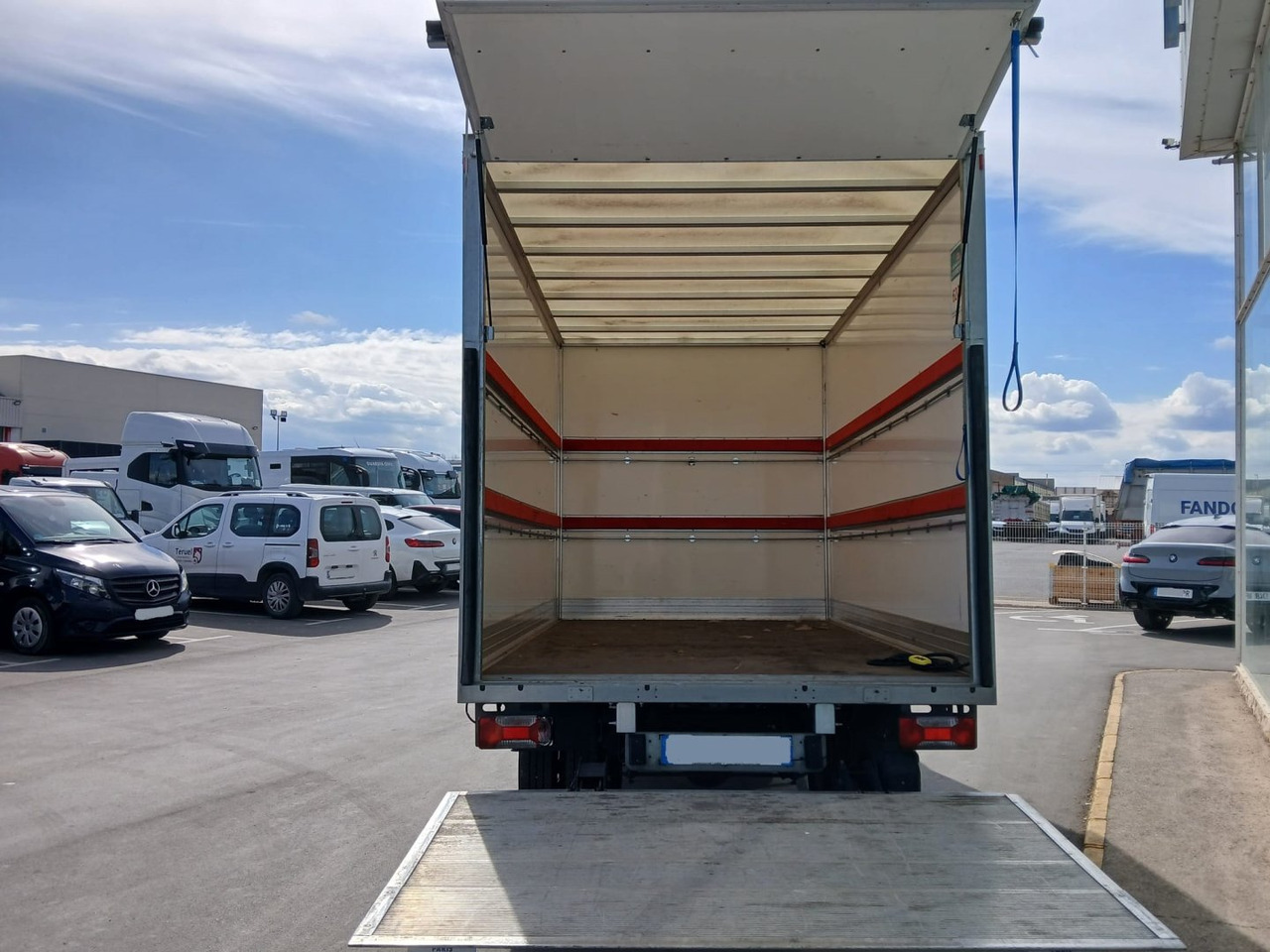 Caja cerrada con plataforma elevadora IVECO 35C16 20m3 - Dostavno vozilo sa zatvorenim sandukom: slika Caja cerrada con plataforma elevadora IVECO 35C16 20m3 - Dostavno vozilo sa zatvorenim sandukom Caja cerrada con plataforma elevadora IVECO 35C16 20m3 - Dostavno vozilo sa zatvorenim sandukom: slika Caja cerrada con plataforma elevadora IVECO 35C16 20m3 - Dostavno vozilo sa zatvorenim sandukom