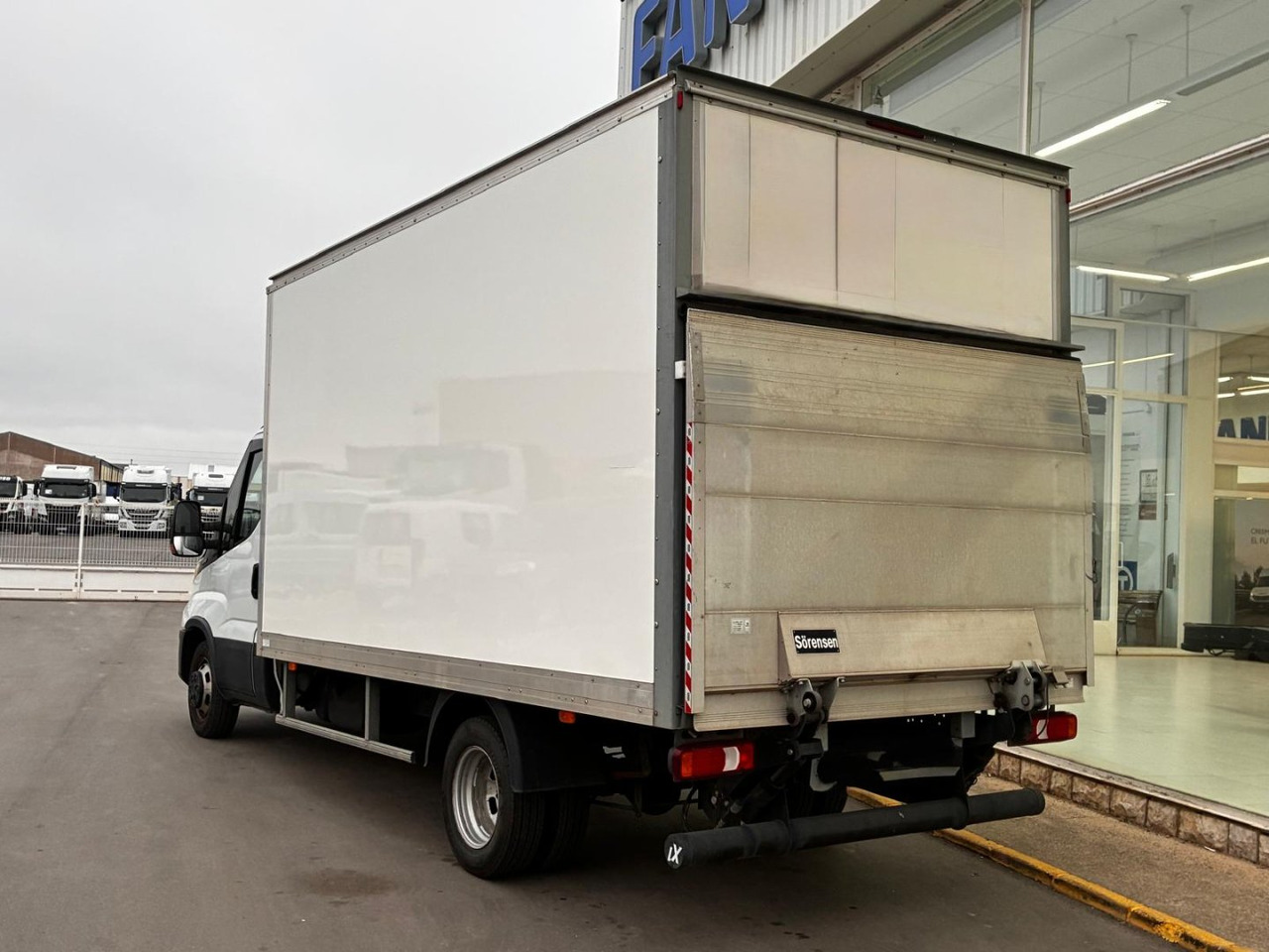 Caja cerrada con plataforma elevadora IVECO 35C16 3.0 20m3 - Dostavno vozilo sa zatvorenim sandukom: slika Caja cerrada con plataforma elevadora IVECO 35C16 3.0 20m3 - Dostavno vozilo sa zatvorenim sandukom Caja cerrada con plataforma elevadora IVECO 35C16 3.0 20m3 - Dostavno vozilo sa zatvorenim sandukom: slika Caja cerrada con plataforma elevadora IVECO 35C16 3.0 20m3 - Dostavno vozilo sa zatvorenim sandukom
