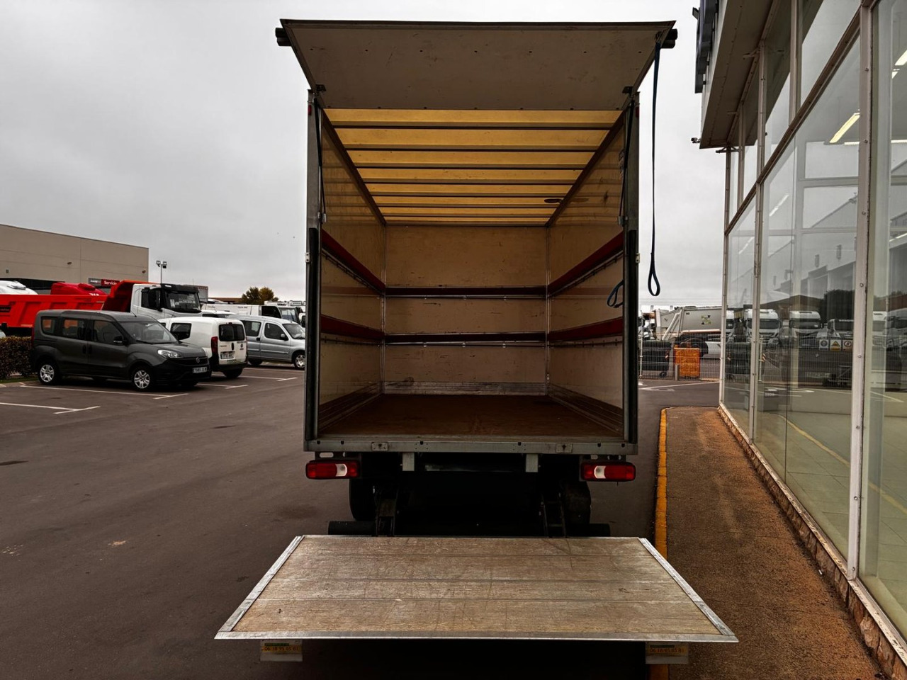 Caja cerrada con plataforma elevadora IVECO 35C16 3.0 20m3 - Dostavno vozilo sa zatvorenim sandukom: slika Caja cerrada con plataforma elevadora IVECO 35C16 3.0 20m3 - Dostavno vozilo sa zatvorenim sandukom Caja cerrada con plataforma elevadora IVECO 35C16 3.0 20m3 - Dostavno vozilo sa zatvorenim sandukom: slika Caja cerrada con plataforma elevadora IVECO 35C16 3.0 20m3 - Dostavno vozilo sa zatvorenim sandukom