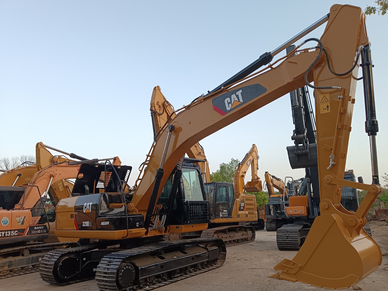 Bager gusjeničar CAT 320D2L: slika Bager gusjeničar CAT 320D2L