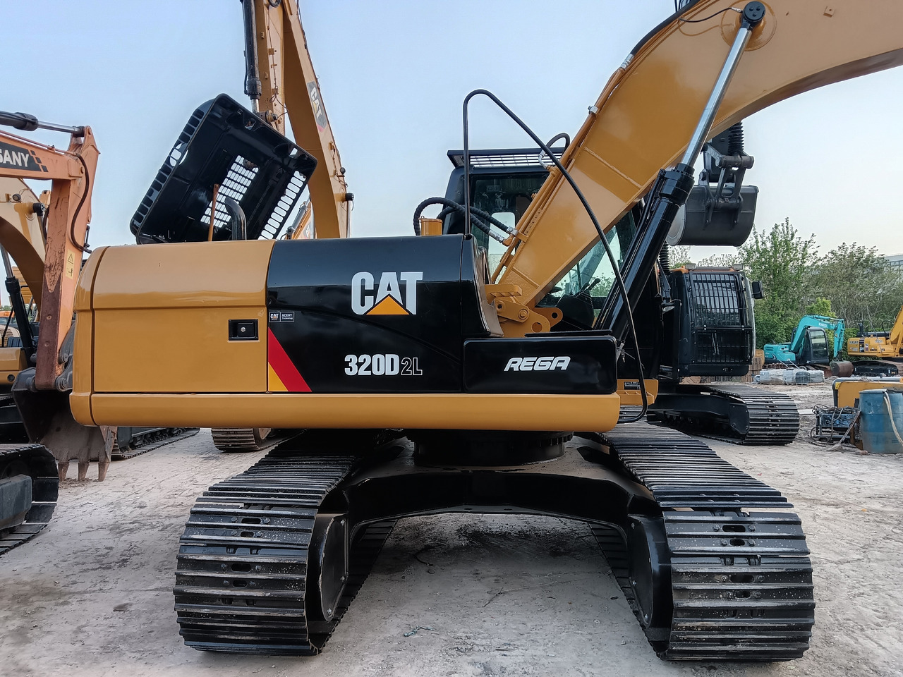 Bager gusjeničar CAT 320D2L: slika Bager gusjeničar CAT 320D2L