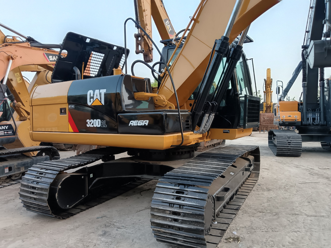 Bager gusjeničar CAT 320D2L: slika Bager gusjeničar CAT 320D2L