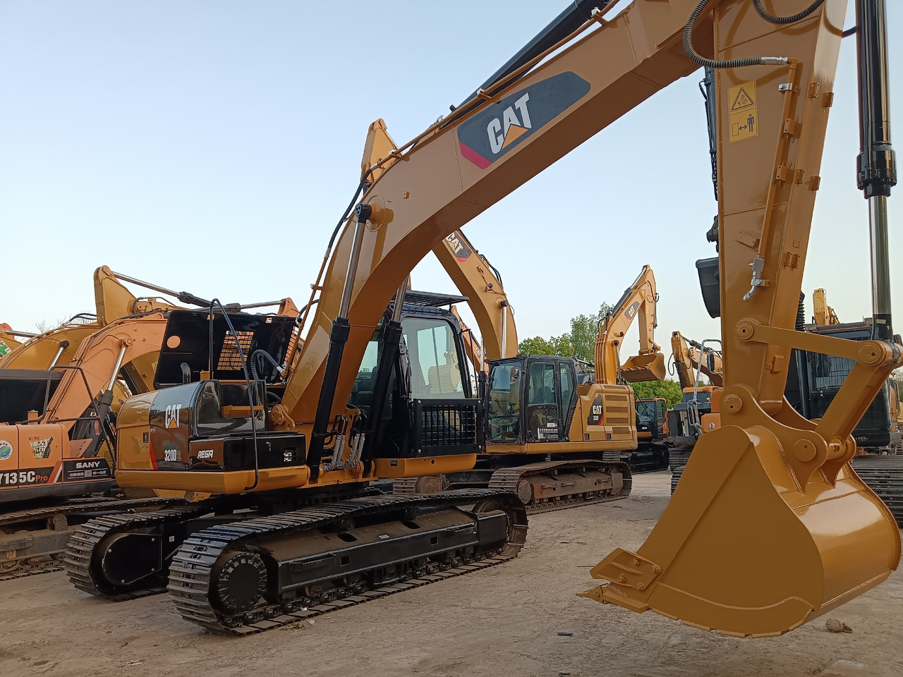 Bager gusjeničar CAT 320D2L: slika Bager gusjeničar CAT 320D2L