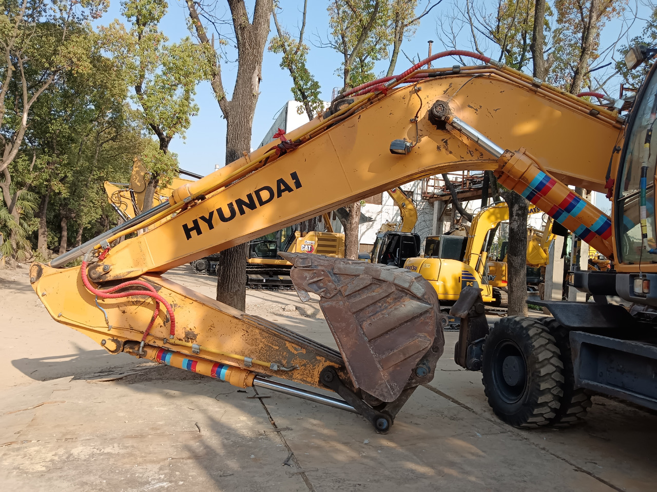 HYUNDAI R210W-9 - Bager na kotačima: slika HYUNDAI R210W-9 - Bager na kotačima HYUNDAI R210W-9 - Bager na kotačima: slika HYUNDAI R210W-9 - Bager na kotačima
