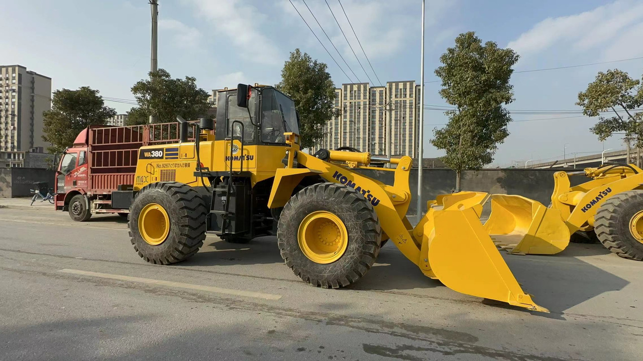 KOMATSU WA380 - Utovarivač na kotačima: slika KOMATSU WA380 - Utovarivač na kotačima KOMATSU WA380 - Utovarivač na kotačima: slika KOMATSU WA380 - Utovarivač na kotačima