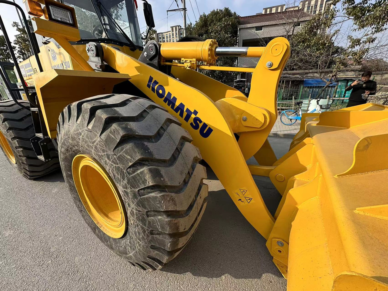 KOMATSU WA380 - Utovarivač na kotačima: slika KOMATSU WA380 - Utovarivač na kotačima KOMATSU WA380 - Utovarivač na kotačima: slika KOMATSU WA380 - Utovarivač na kotačima