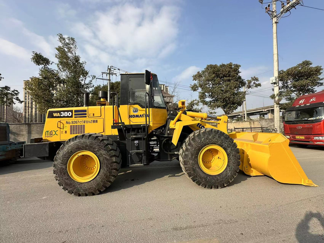KOMATSU WA380 - Utovarivač na kotačima: slika KOMATSU WA380 - Utovarivač na kotačima KOMATSU WA380 - Utovarivač na kotačima: slika KOMATSU WA380 - Utovarivač na kotačima