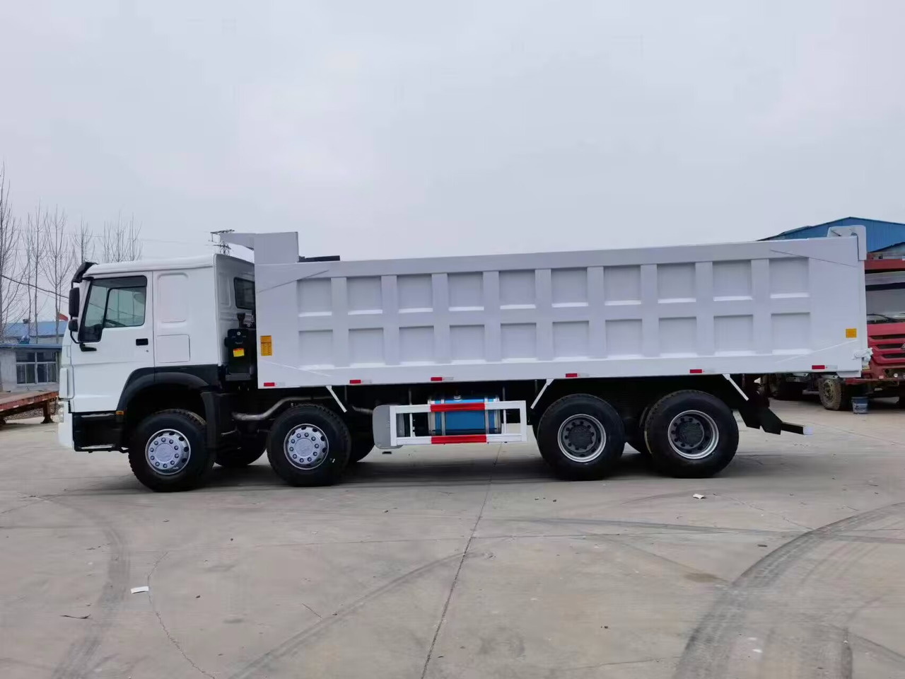 SINOTRUK HOWO 12 TIRES 8*4 - Kiper: slika SINOTRUK HOWO 12 TIRES 8*4 - Kiper SINOTRUK HOWO 12 TIRES 8*4 - Kiper: slika SINOTRUK HOWO 12 TIRES 8*4 - Kiper