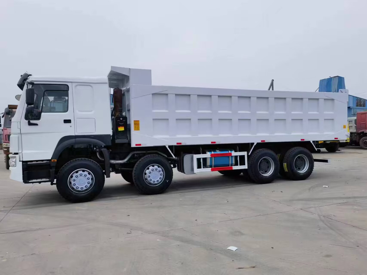 SINOTRUK HOWO 12 TIRES 8*4 - Kiper: slika SINOTRUK HOWO 12 TIRES 8*4 - Kiper SINOTRUK HOWO 12 TIRES 8*4 - Kiper: slika SINOTRUK HOWO 12 TIRES 8*4 - Kiper