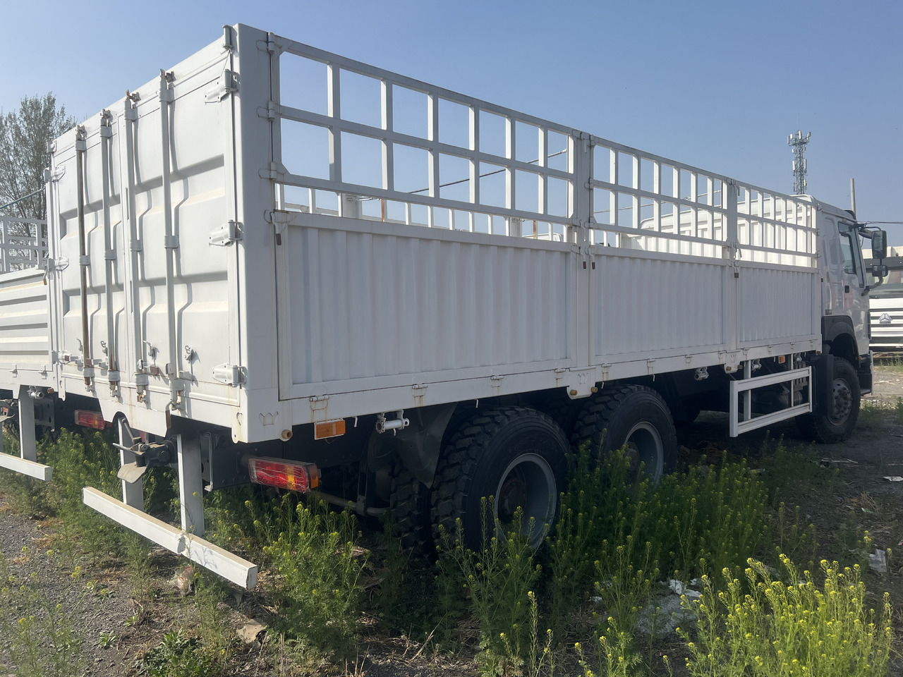 SINOTRUK HOWO 6*4 WITH FENCE - Kiper: slika SINOTRUK HOWO 6*4 WITH FENCE - Kiper SINOTRUK HOWO 6*4 WITH FENCE - Kiper: slika SINOTRUK HOWO 6*4 WITH FENCE - Kiper