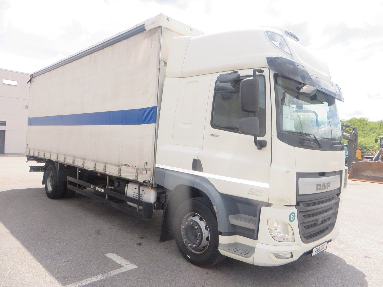DAF CF320 4x2 18T Curtainside 7.70m - Kamion s ceradom: slika DAF CF320 4x2 18T Curtainside 7.70m - Kamion s ceradom DAF CF320 4x2 18T Curtainside 7.70m - Kamion s ceradom: slika DAF CF320 4x2 18T Curtainside 7.70m - Kamion s ceradom