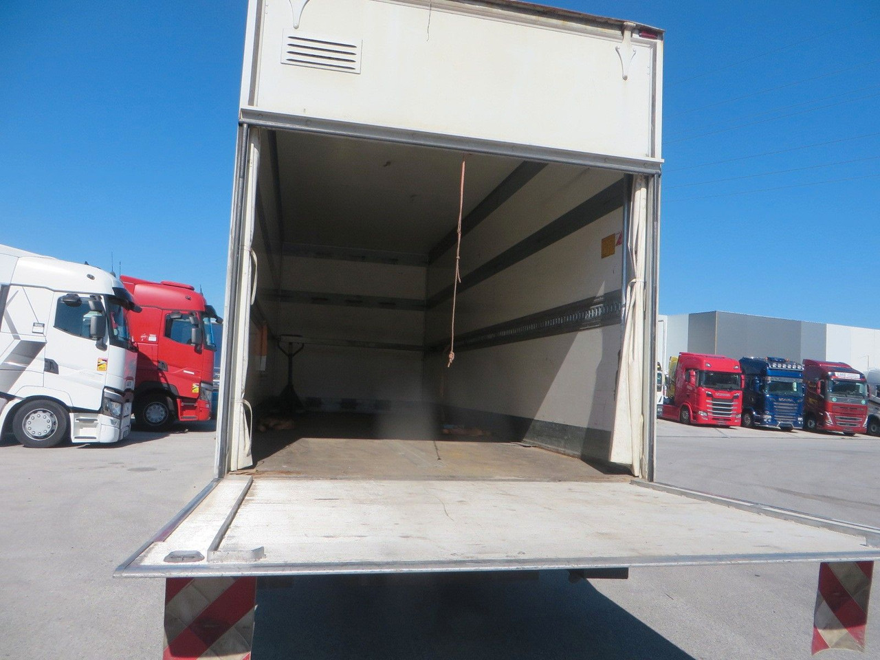 Mercedes-Benz Atego 1024 Box body with tail lift - Kamion sandučar: slika Mercedes-Benz Atego 1024 Box body with tail lift - Kamion sandučar Mercedes-Benz Atego 1024 Box body with tail lift - Kamion sandučar: slika Mercedes-Benz Atego 1024 Box body with tail lift - Kamion sandučar