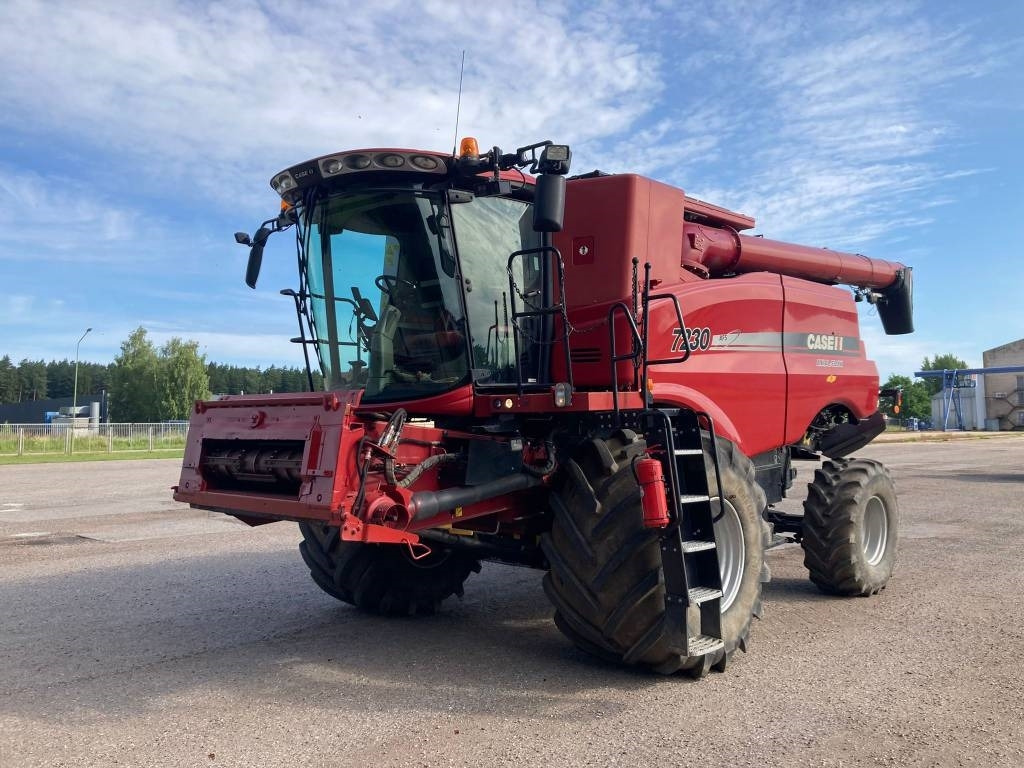 Case IH 7230 - Kombajn za žetvu: slika Case IH 7230 - Kombajn za žetvu Case IH 7230 - Kombajn za žetvu: slika Case IH 7230 - Kombajn za žetvu