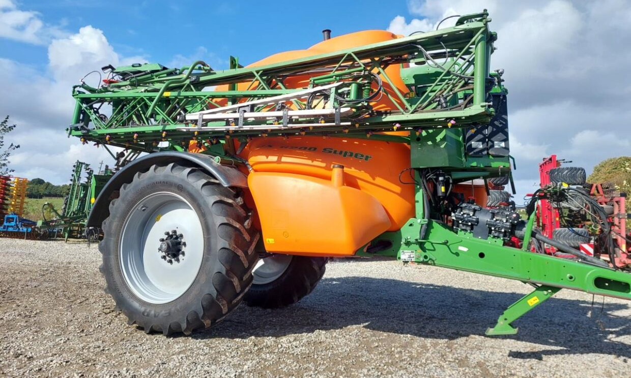 Amazone UX 6200 Super 36-24m med GPS - Vučena prskalica: slika Amazone UX 6200 Super 36-24m med GPS - Vučena prskalica Amazone UX 6200 Super 36-24m med GPS - Vučena prskalica: slika Amazone UX 6200 Super 36-24m med GPS - Vučena prskalica