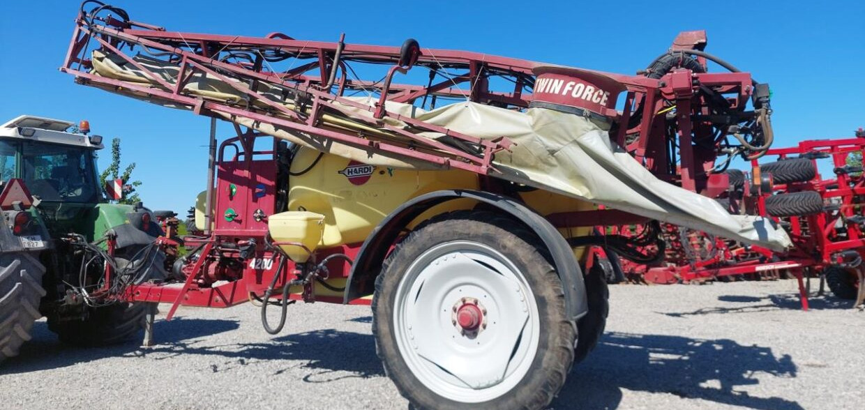 Hardi Commander Plus 4200 - 28m Twin - Vučena prskalica: slika Hardi Commander Plus 4200 - 28m Twin - Vučena prskalica Hardi Commander Plus 4200 - 28m Twin - Vučena prskalica: slika Hardi Commander Plus 4200 - 28m Twin - Vučena prskalica