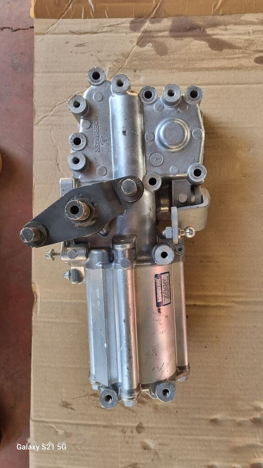 Mercedes-Benz ATEGO EURO 6 SHIFTING CYLINDER Mercedes-Benz ATEGO EURO 6 - Ručica mjenjača za Kamion: slika Mercedes-Benz ATEGO EURO 6 SHIFTING CYLINDER Mercedes-Benz ATEGO EURO 6 - Ručica mjenjača za Kamion Mercedes-Benz ATEGO EURO 6 SHIFTING CYLINDER Mercedes-Benz ATEGO EURO 6 - Ručica mjenjača za Kamion: slika Mercedes-Benz ATEGO EURO 6 SHIFTING CYLINDER Mercedes-Benz ATEGO EURO 6 - Ručica mjenjača za Kamion
