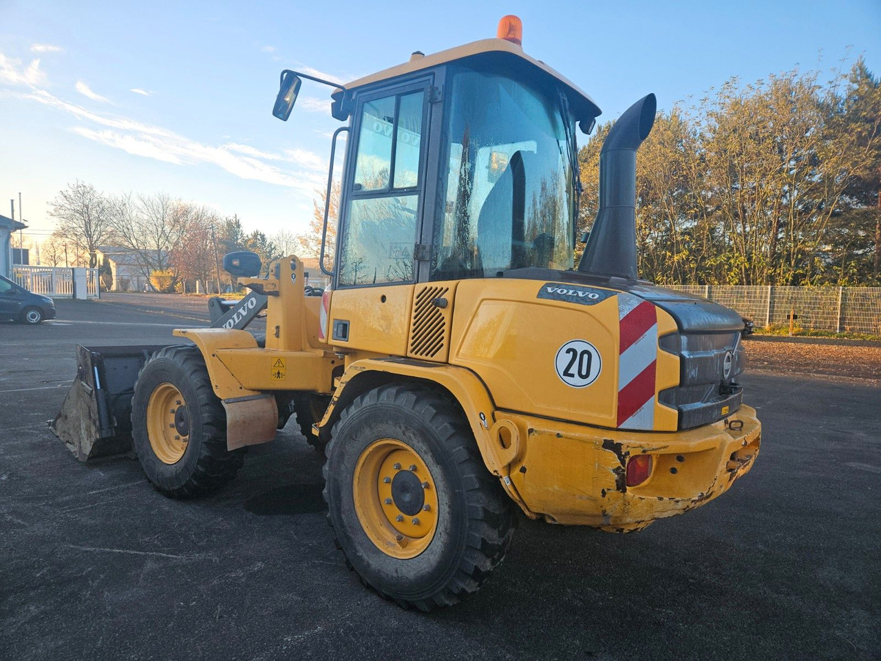 Volvo L30G Radlader mit Klappschaufel - Utovarivač na kotačima: slika Volvo L30G Radlader mit Klappschaufel - Utovarivač na kotačima Volvo L30G Radlader mit Klappschaufel - Utovarivač na kotačima: slika Volvo L30G Radlader mit Klappschaufel - Utovarivač na kotačima