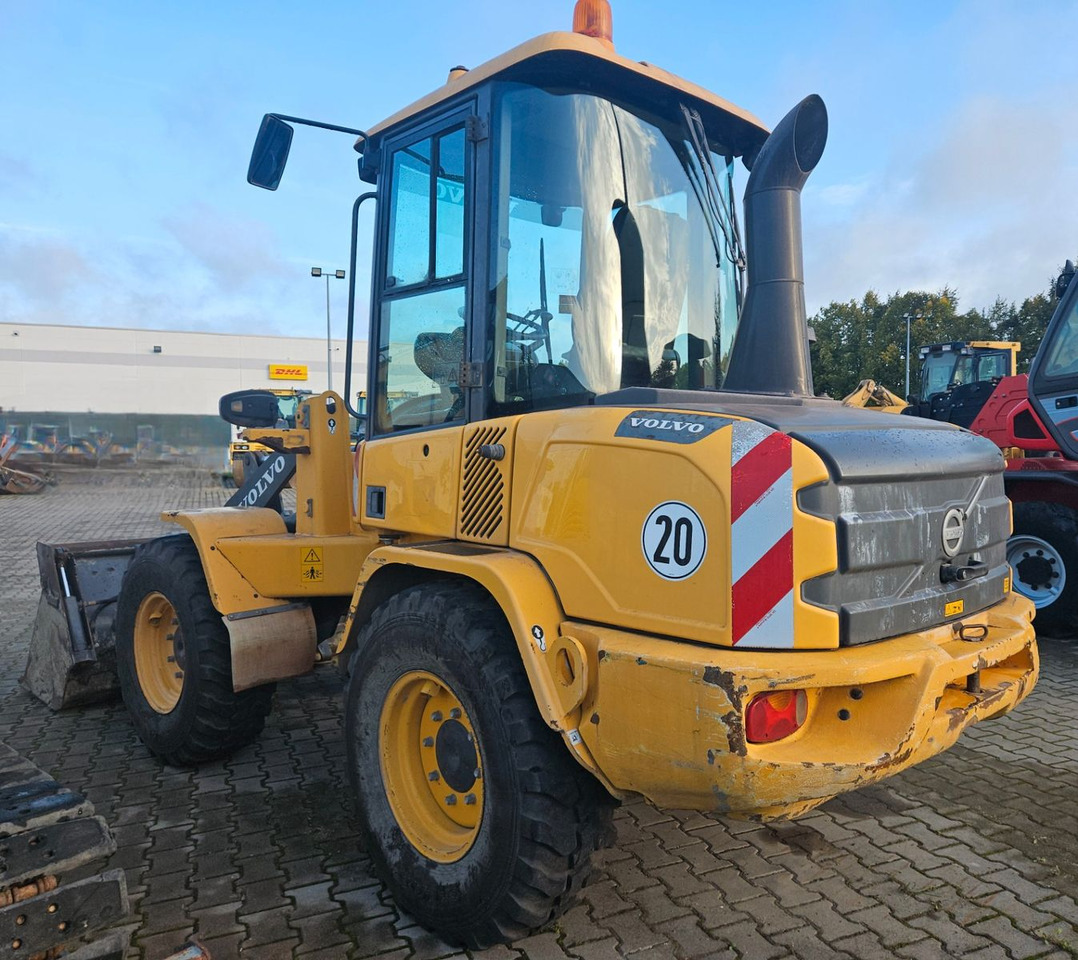 Volvo L30G Radlader mit Klappschaufel - Utovarivač na kotačima: slika Volvo L30G Radlader mit Klappschaufel - Utovarivač na kotačima Volvo L30G Radlader mit Klappschaufel - Utovarivač na kotačima: slika Volvo L30G Radlader mit Klappschaufel - Utovarivač na kotačima