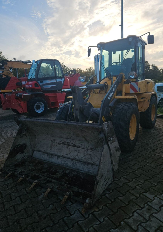 Volvo L30G Radlader mit Klappschaufel - Utovarivač na kotačima: slika Volvo L30G Radlader mit Klappschaufel - Utovarivač na kotačima Volvo L30G Radlader mit Klappschaufel - Utovarivač na kotačima: slika Volvo L30G Radlader mit Klappschaufel - Utovarivač na kotačima