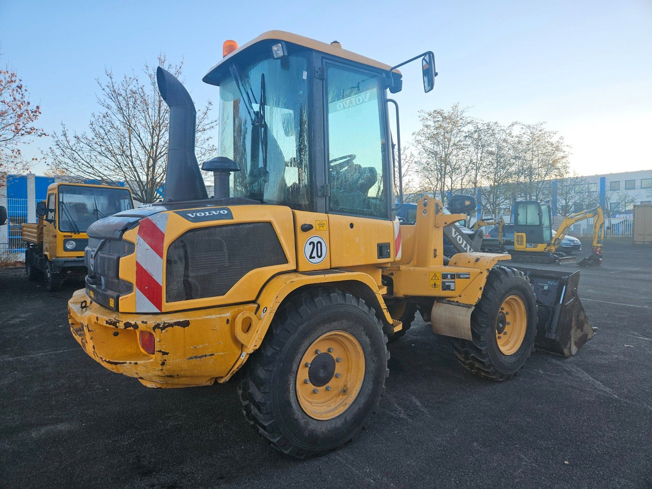 Volvo L30G Radlader mit Klappschaufel - Utovarivač na kotačima: slika Volvo L30G Radlader mit Klappschaufel - Utovarivač na kotačima Volvo L30G Radlader mit Klappschaufel - Utovarivač na kotačima: slika Volvo L30G Radlader mit Klappschaufel - Utovarivač na kotačima