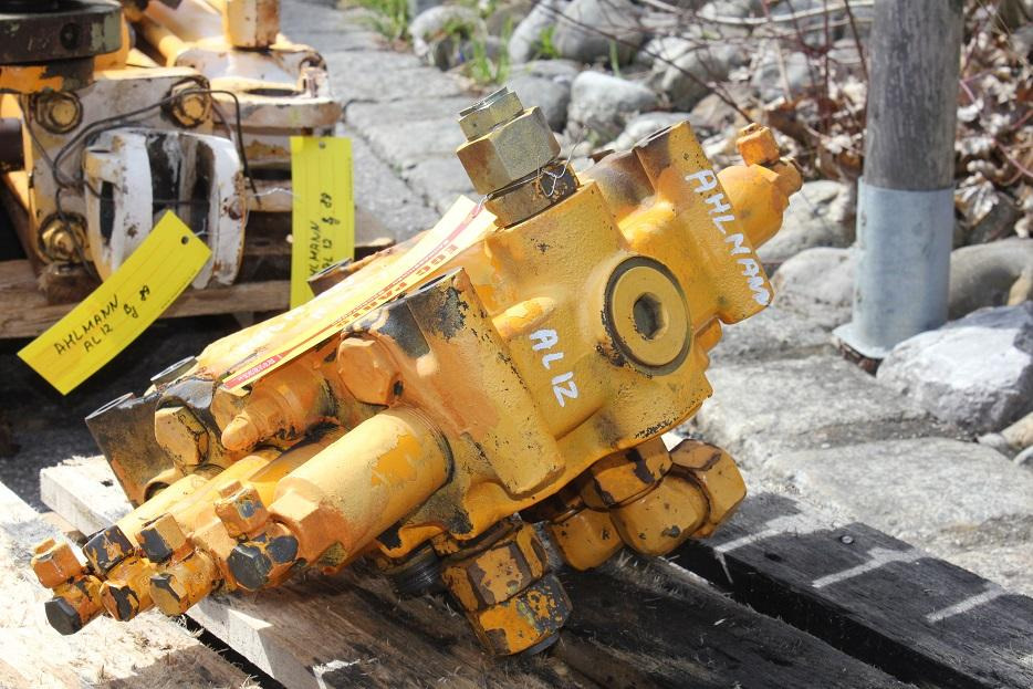 Ahlmann AS 12 - Hidraulični ventil za Građevinski strojevi: slika Ahlmann AS 12 - Hidraulični ventil za Građevinski strojevi Ahlmann AS 12 - Hidraulični ventil za Građevinski strojevi: slika Ahlmann AS 12 - Hidraulični ventil za Građevinski strojevi