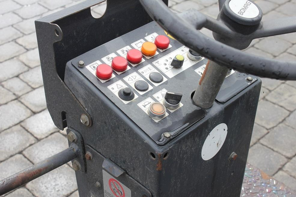 Bomag BW 100 AC 3 - Kabina i unutrašnjost za Kombinirani valjak: slika Bomag BW 100 AC 3 - Kabina i unutrašnjost za Kombinirani valjak Bomag BW 100 AC 3 - Kabina i unutrašnjost za Kombinirani valjak: slika Bomag BW 100 AC 3 - Kabina i unutrašnjost za Kombinirani valjak