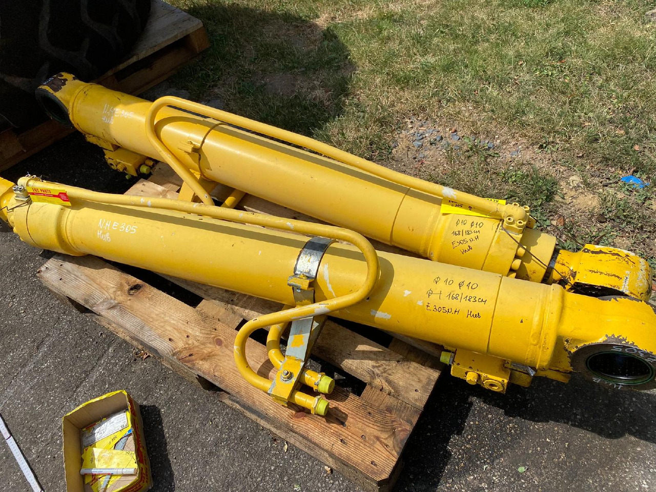 Holland E 305 - Hidraulični cilindar za Građevinski strojevi: slika Holland E 305 - Hidraulični cilindar za Građevinski strojevi Holland E 305 - Hidraulični cilindar za Građevinski strojevi: slika Holland E 305 - Hidraulični cilindar za Građevinski strojevi