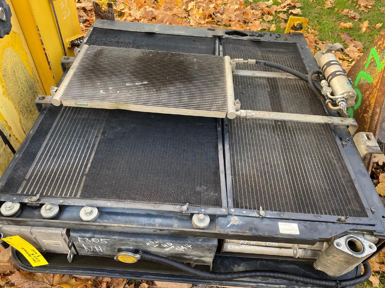 Holland E 305 - Sustav hlađenja za Građevinski strojevi: slika Holland E 305 - Sustav hlađenja za Građevinski strojevi Holland E 305 - Sustav hlađenja za Građevinski strojevi: slika Holland E 305 - Sustav hlađenja za Građevinski strojevi