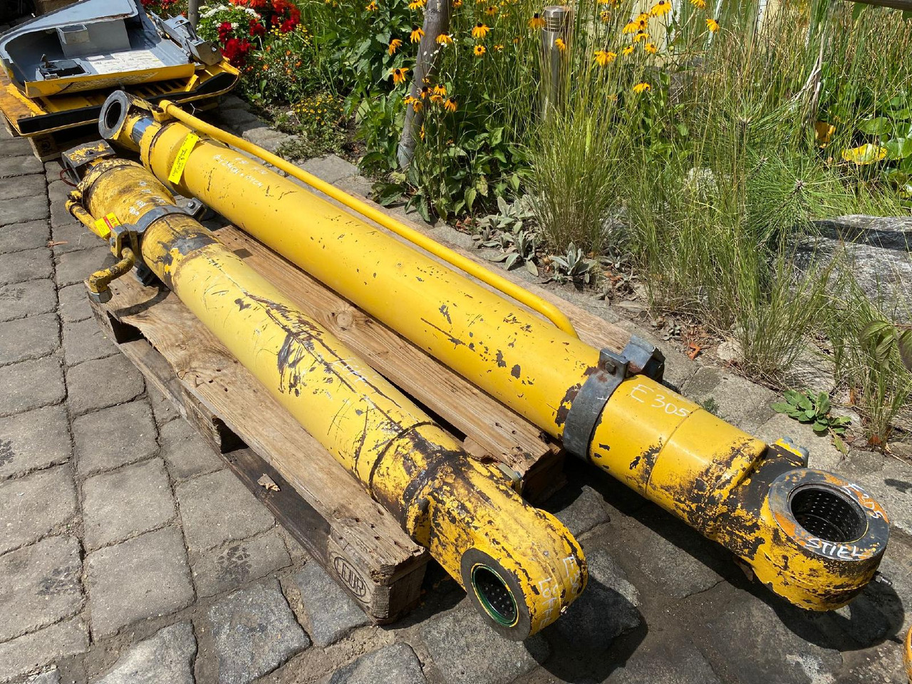 Holland E 305 - Hidraulični cilindar za Građevinski strojevi: slika Holland E 305 - Hidraulični cilindar za Građevinski strojevi Holland E 305 - Hidraulični cilindar za Građevinski strojevi: slika Holland E 305 - Hidraulični cilindar za Građevinski strojevi