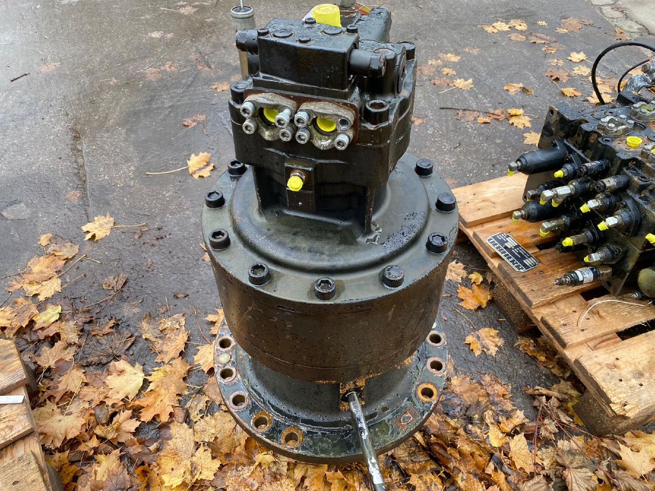 Holland E 305 - Motor okretanja za Građevinski strojevi: slika Holland E 305 - Motor okretanja za Građevinski strojevi Holland E 305 - Motor okretanja za Građevinski strojevi: slika Holland E 305 - Motor okretanja za Građevinski strojevi