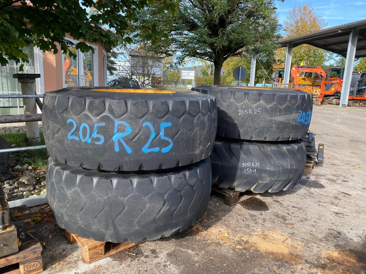 Liebherr 20,5R 25 aus L531 - Kompletan kotač za Građevinski strojevi: slika Liebherr 20,5R 25 aus L531 - Kompletan kotač za Građevinski strojevi Liebherr 20,5R 25 aus L531 - Kompletan kotač za Građevinski strojevi: slika Liebherr 20,5R 25 aus L531 - Kompletan kotač za Građevinski strojevi
