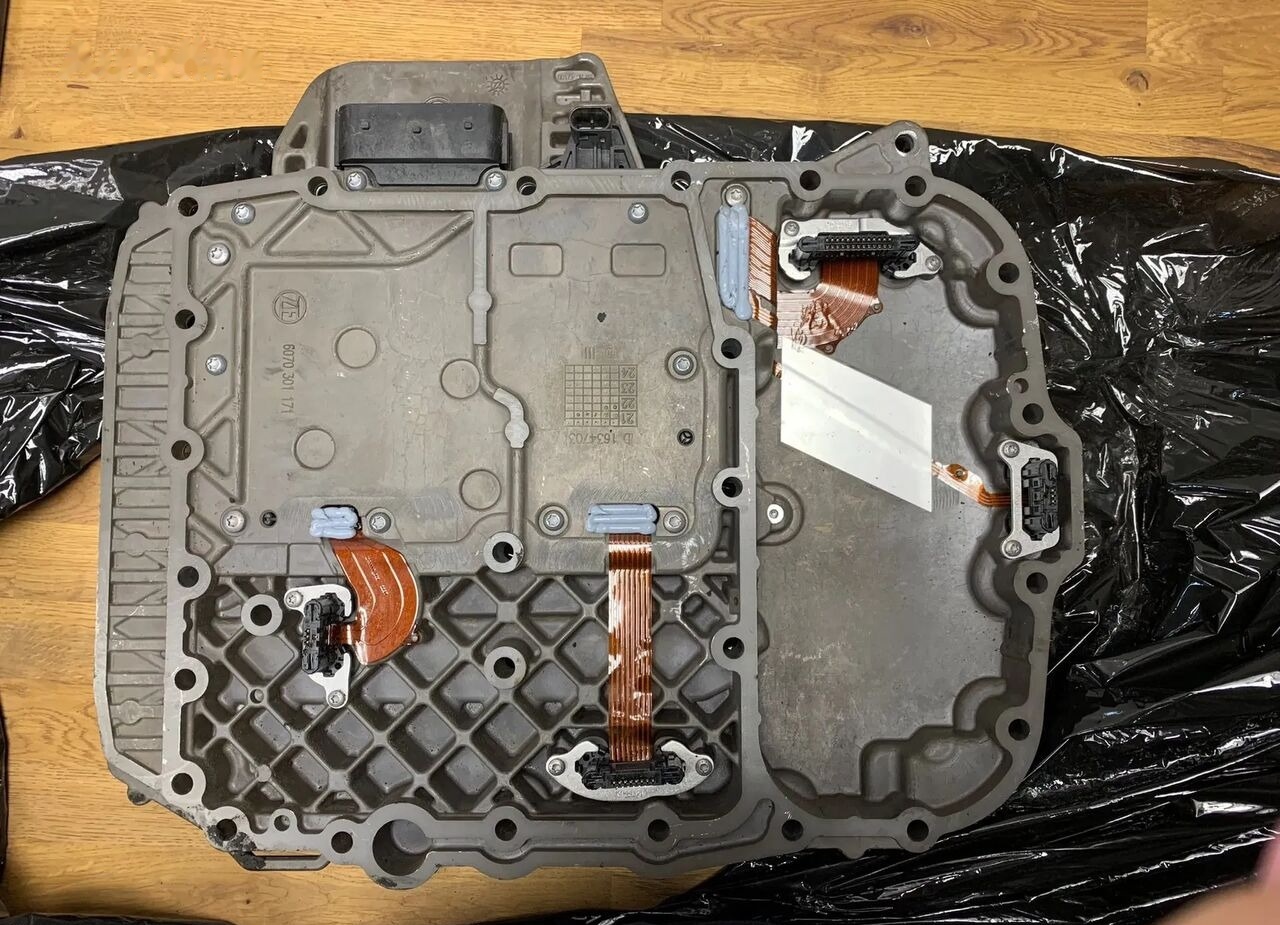 Sterownik skrzyni biegów TRAXON AM1 ZF KNORR BREMSE DAF EURO 6 K023088 - Upravljačka jedinica (ECU) za Kamion: slika Sterownik skrzyni biegów TRAXON AM1 ZF KNORR BREMSE DAF EURO 6 K023088 - Upravljačka jedinica (ECU) za Kamion Sterownik skrzyni biegów TRAXON AM1 ZF KNORR BREMSE DAF EURO 6 K023088 - Upravljačka jedinica (ECU) za Kamion: slika Sterownik skrzyni biegów TRAXON AM1 ZF KNORR BREMSE DAF EURO 6 K023088 - Upravljačka jedinica (ECU) za Kamion