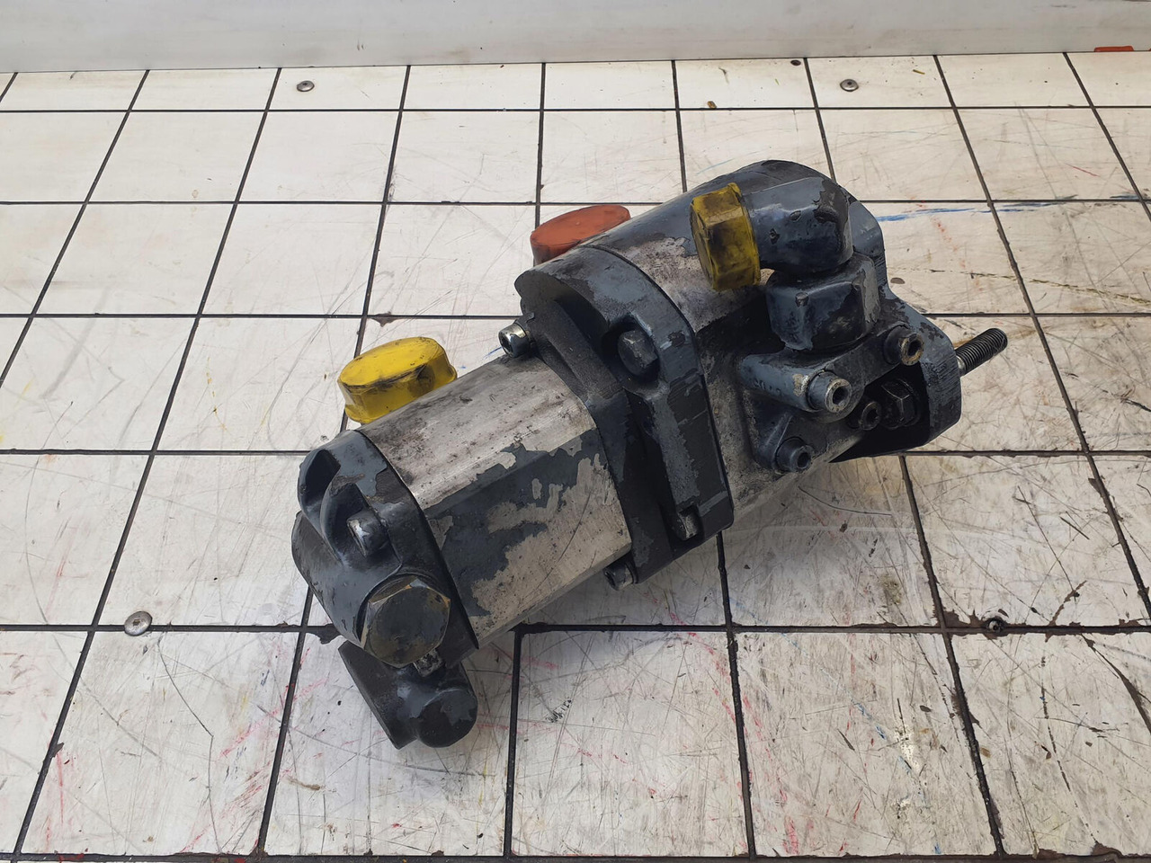 Bosch LTM 1060 dual gear pump - Hidraulična pumpa za Autodizalica: slika Bosch LTM 1060 dual gear pump - Hidraulična pumpa za Autodizalica Bosch LTM 1060 dual gear pump - Hidraulična pumpa za Autodizalica: slika Bosch LTM 1060 dual gear pump - Hidraulična pumpa za Autodizalica