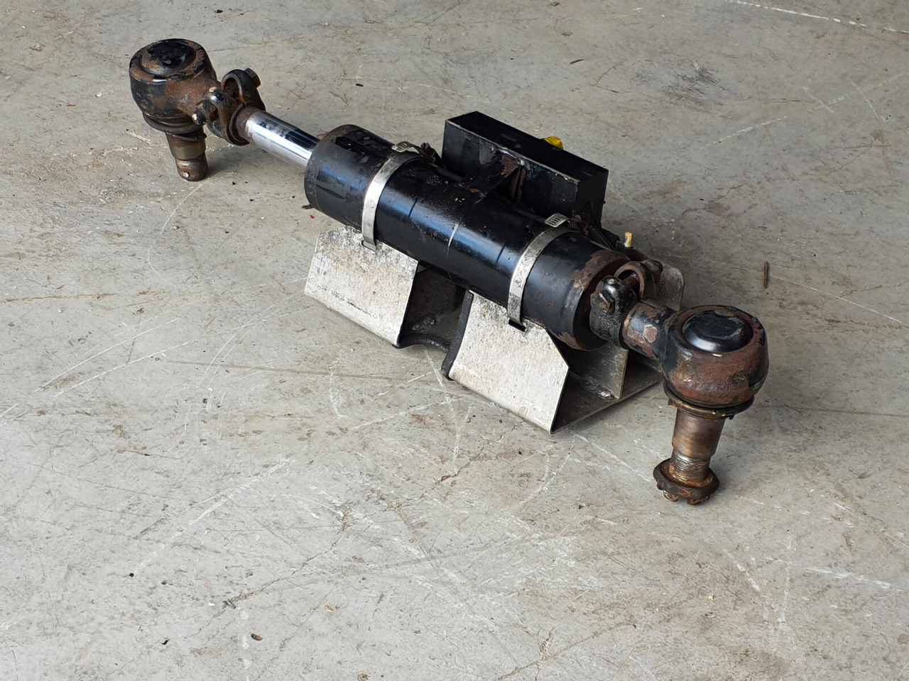 FAUN ATF 45-3 steering cilinder left axle 3 - Hidraulični cilindar za Autodizalica: slika FAUN ATF 45-3 steering cilinder left axle 3 - Hidraulični cilindar za Autodizalica FAUN ATF 45-3 steering cilinder left axle 3 - Hidraulični cilindar za Autodizalica: slika FAUN ATF 45-3 steering cilinder left axle 3 - Hidraulični cilindar za Autodizalica