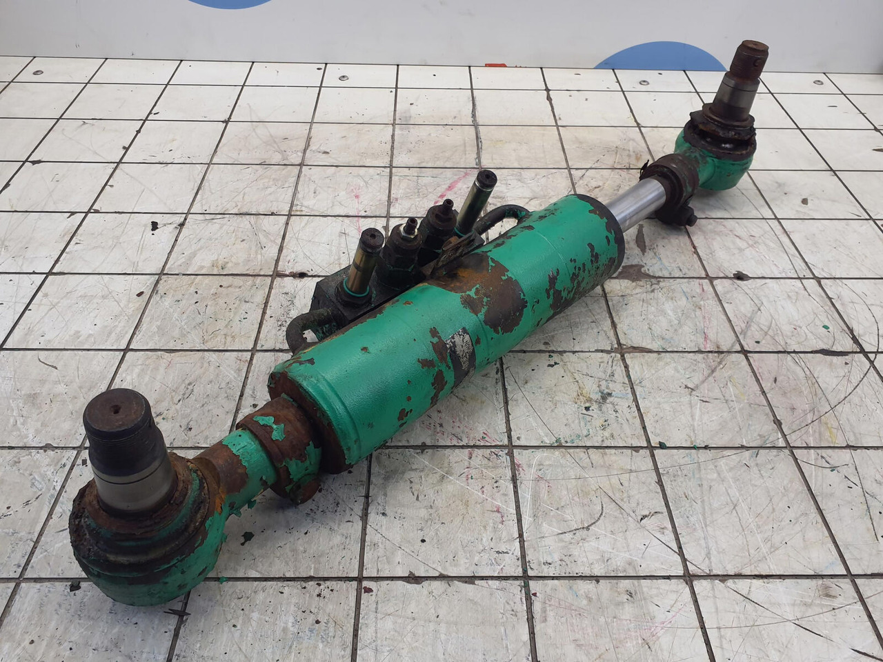 FAUN ATF 60-3 axle 3 steering lock cylinder left side - Hidraulični cilindar za Autodizalica: slika FAUN ATF 60-3 axle 3 steering lock cylinder left side - Hidraulični cilindar za Autodizalica FAUN ATF 60-3 axle 3 steering lock cylinder left side - Hidraulični cilindar za Autodizalica: slika FAUN ATF 60-3 axle 3 steering lock cylinder left side - Hidraulični cilindar za Autodizalica