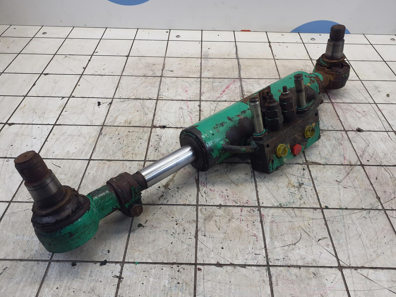 FAUN ATF 60-3 axle 3 steering lock cylinder left side - Hidraulični cilindar za Autodizalica: slika FAUN ATF 60-3 axle 3 steering lock cylinder left side - Hidraulični cilindar za Autodizalica FAUN ATF 60-3 axle 3 steering lock cylinder left side - Hidraulični cilindar za Autodizalica: slika FAUN ATF 60-3 axle 3 steering lock cylinder left side - Hidraulični cilindar za Autodizalica