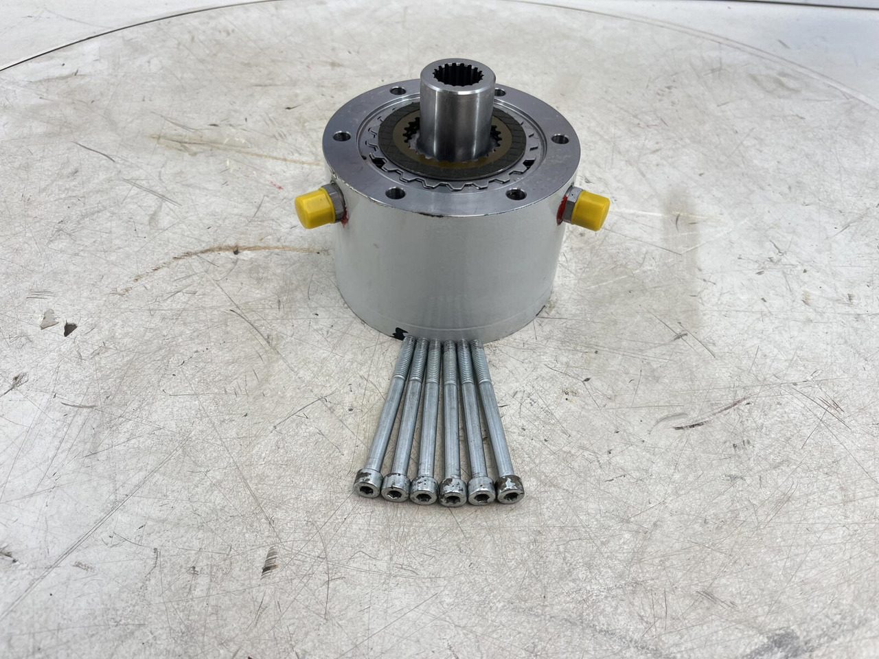 Grove GMK 5150 multiple-disk brake slewing gear - Motor okretanja za Dizalica: slika Grove GMK 5150 multiple-disk brake slewing gear - Motor okretanja za Dizalica Grove GMK 5150 multiple-disk brake slewing gear - Motor okretanja za Dizalica: slika Grove GMK 5150 multiple-disk brake slewing gear - Motor okretanja za Dizalica