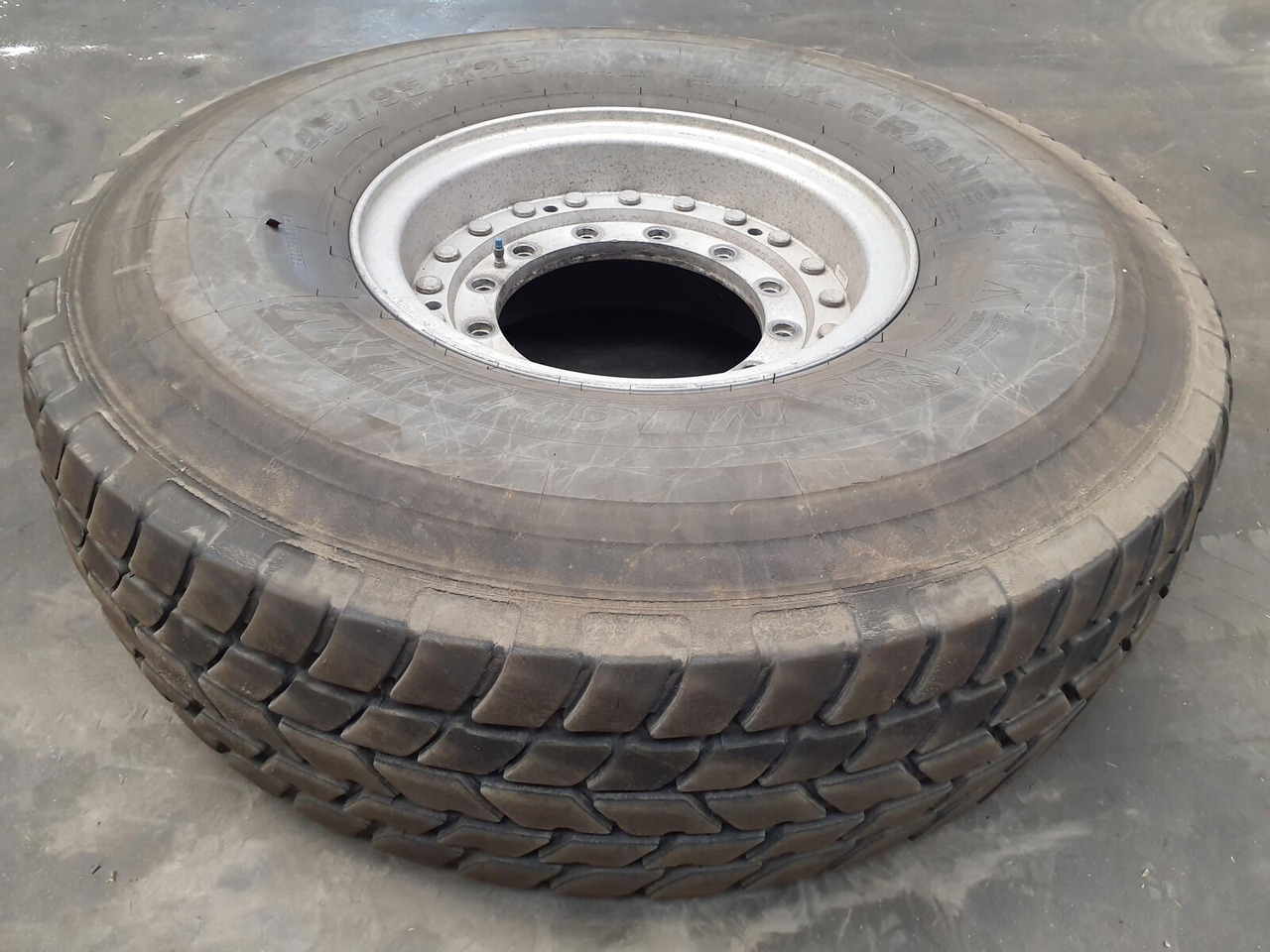 Grove Wheel 445/95R25 12 13.4 2p alu - Kompletan kotač za Dizalica: slika Grove Wheel 445/95R25 12 13.4 2p alu - Kompletan kotač za Dizalica Grove Wheel 445/95R25 12 13.4 2p alu - Kompletan kotač za Dizalica: slika Grove Wheel 445/95R25 12 13.4 2p alu - Kompletan kotač za Dizalica