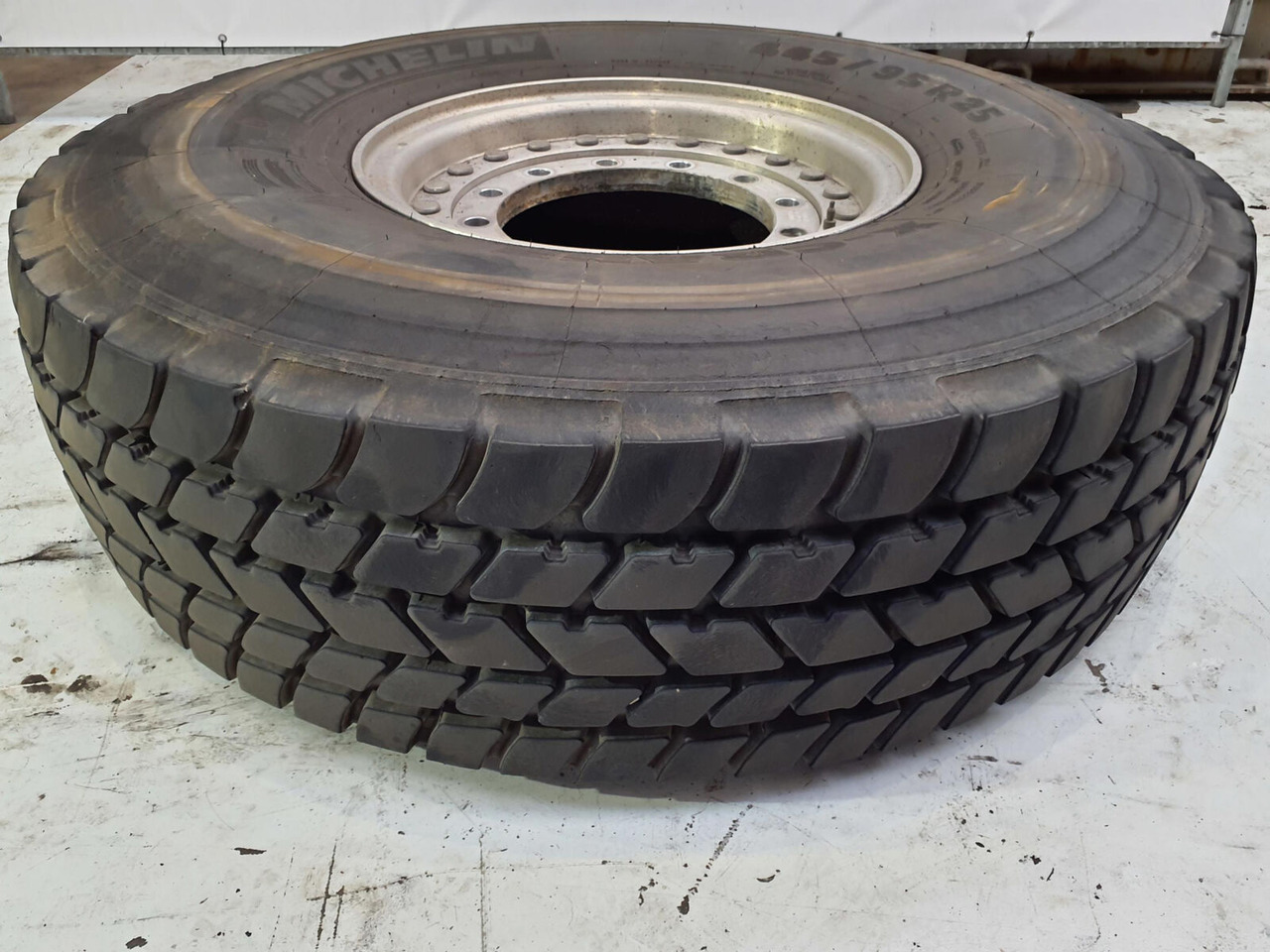 Grove Wheel 445/95R25 12 9 2p alu - Kompletan kotač za Dizalica: slika Grove Wheel 445/95R25 12 9 2p alu - Kompletan kotač za Dizalica Grove Wheel 445/95R25 12 9 2p alu - Kompletan kotač za Dizalica: slika Grove Wheel 445/95R25 12 9 2p alu - Kompletan kotač za Dizalica