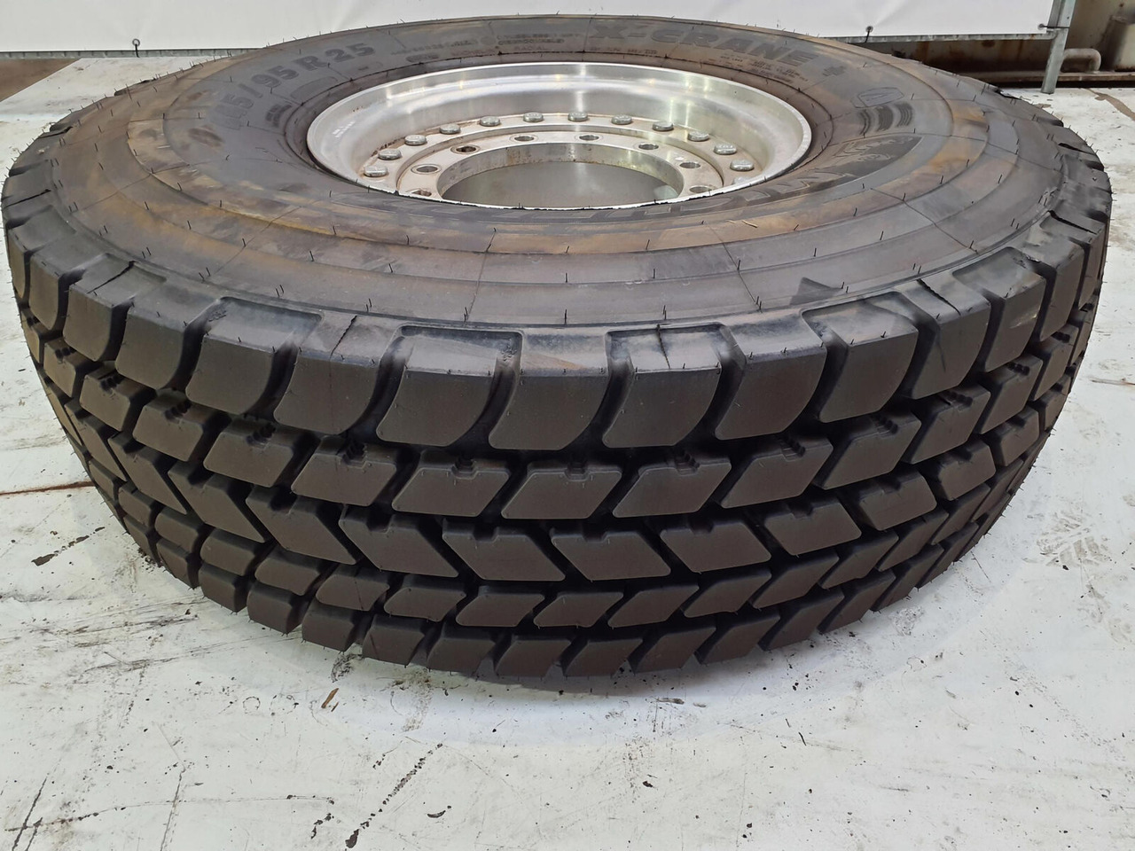 Grove Wheel 445/95R25 12 9 2p alu - Kompletan kotač za Dizalica: slika Grove Wheel 445/95R25 12 9 2p alu - Kompletan kotač za Dizalica Grove Wheel 445/95R25 12 9 2p alu - Kompletan kotač za Dizalica: slika Grove Wheel 445/95R25 12 9 2p alu - Kompletan kotač za Dizalica