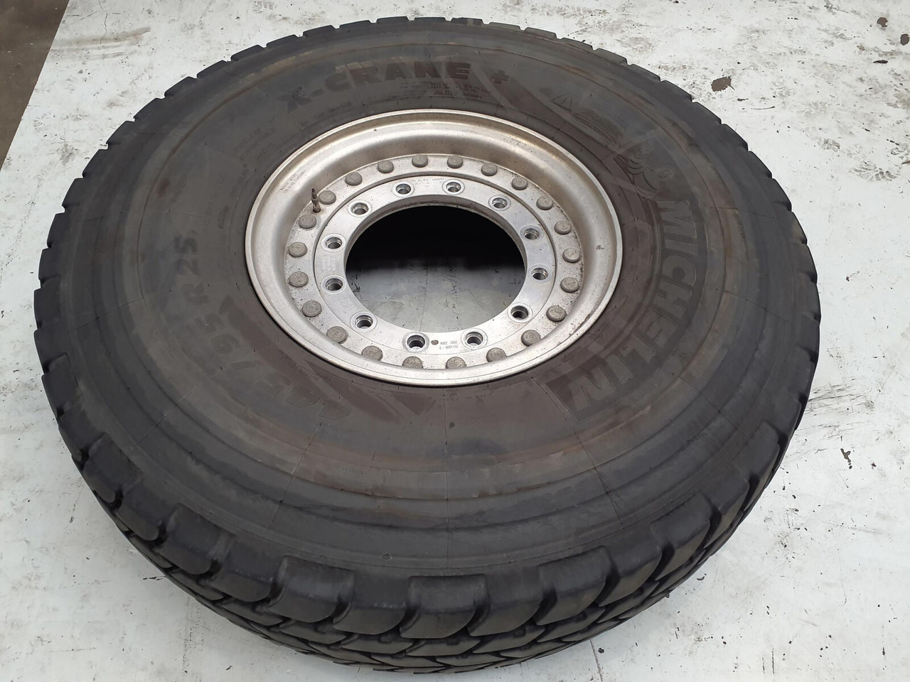 Grove Wheel 445/95R25 12 9 2p alu - Kompletan kotač za Dizalica: slika Grove Wheel 445/95R25 12 9 2p alu - Kompletan kotač za Dizalica Grove Wheel 445/95R25 12 9 2p alu - Kompletan kotač za Dizalica: slika Grove Wheel 445/95R25 12 9 2p alu - Kompletan kotač za Dizalica