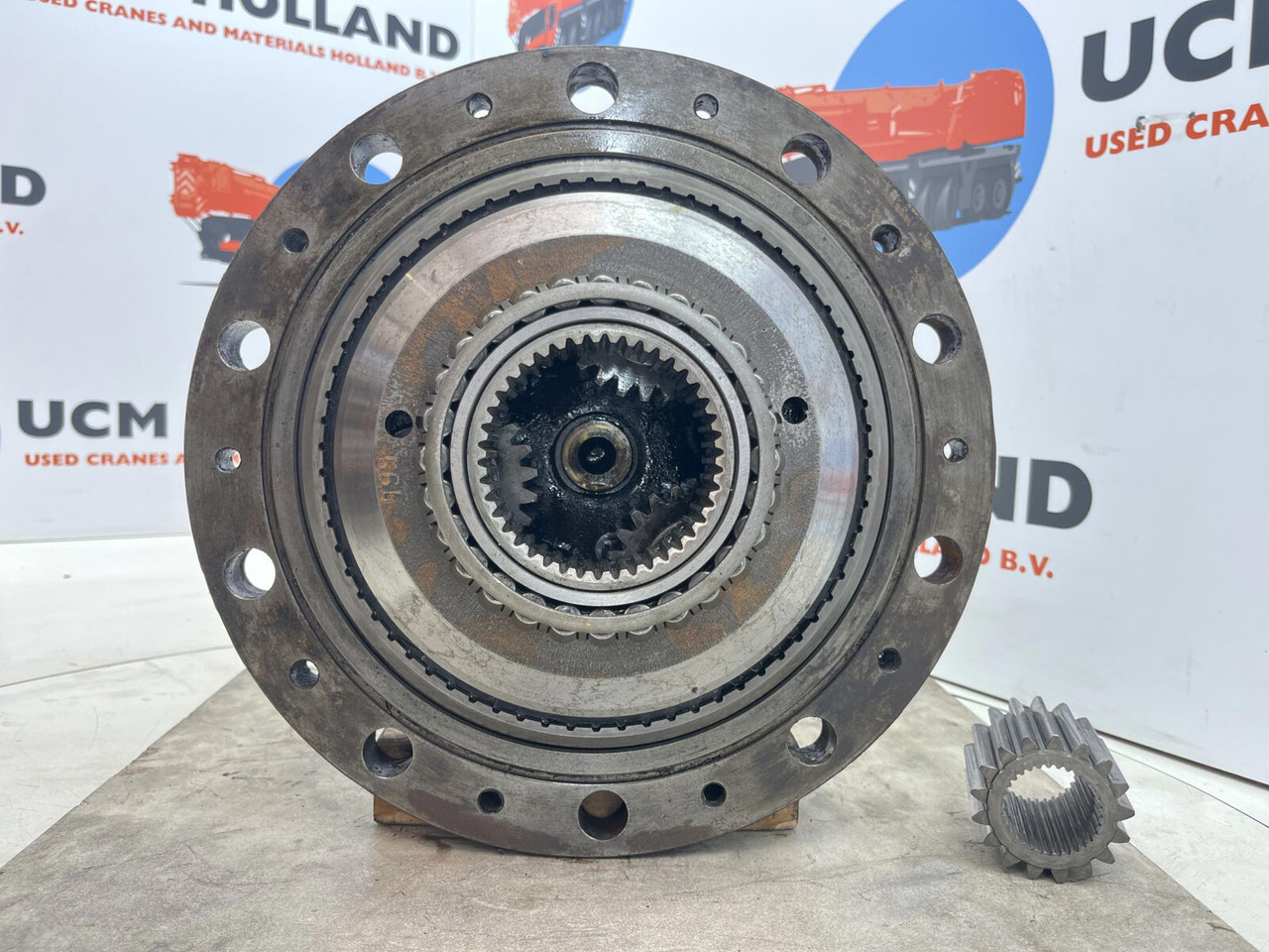 Kessler+Co Kessler Planetary gear 17-24-67-32-3pl-H83-42 - Reduktor pogona za Autodizalica: slika Kessler+Co Kessler Planetary gear 17-24-67-32-3pl-H83-42 - Reduktor pogona za Autodizalica Kessler+Co Kessler Planetary gear 17-24-67-32-3pl-H83-42 - Reduktor pogona za Autodizalica: slika Kessler+Co Kessler Planetary gear 17-24-67-32-3pl-H83-42 - Reduktor pogona za Autodizalica