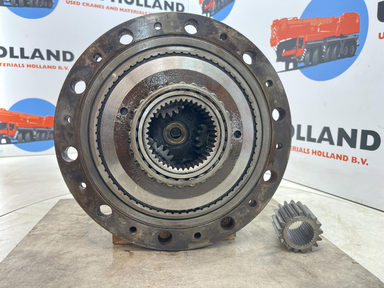 Kessler+Co Kessler Planetary gear 17-24-67-32-3pl-H83-42 - Reduktor pogona za Autodizalica: slika Kessler+Co Kessler Planetary gear 17-24-67-32-3pl-H83-42 - Reduktor pogona za Autodizalica Kessler+Co Kessler Planetary gear 17-24-67-32-3pl-H83-42 - Reduktor pogona za Autodizalica: slika Kessler+Co Kessler Planetary gear 17-24-67-32-3pl-H83-42 - Reduktor pogona za Autodizalica