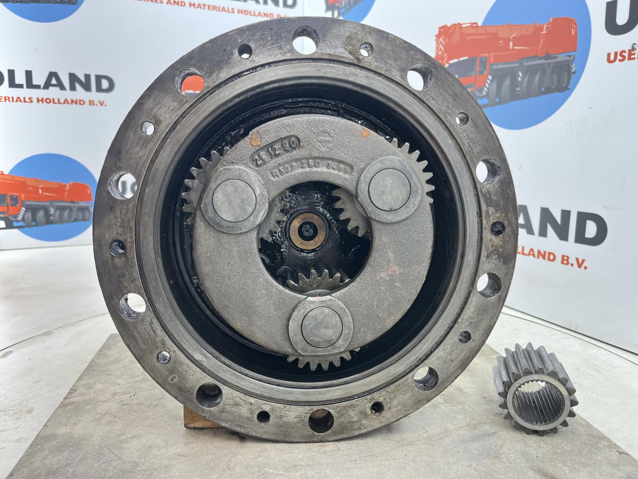 Kessler+Co Kessler Planetary gear 17-24-67-32-3pl-H83-42 - Reduktor pogona za Autodizalica: slika Kessler+Co Kessler Planetary gear 17-24-67-32-3pl-H83-42 - Reduktor pogona za Autodizalica Kessler+Co Kessler Planetary gear 17-24-67-32-3pl-H83-42 - Reduktor pogona za Autodizalica: slika Kessler+Co Kessler Planetary gear 17-24-67-32-3pl-H83-42 - Reduktor pogona za Autodizalica